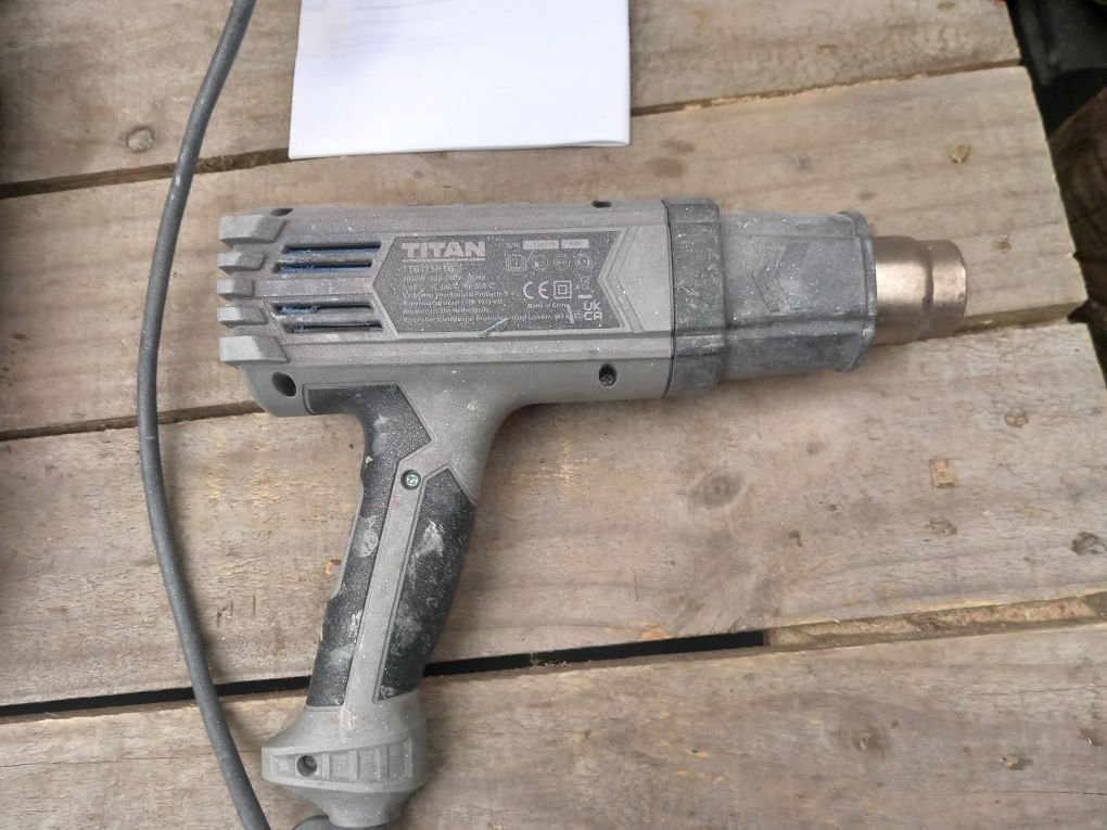 Opalarka elektryczna TITAN TTB773HTG 2000W
