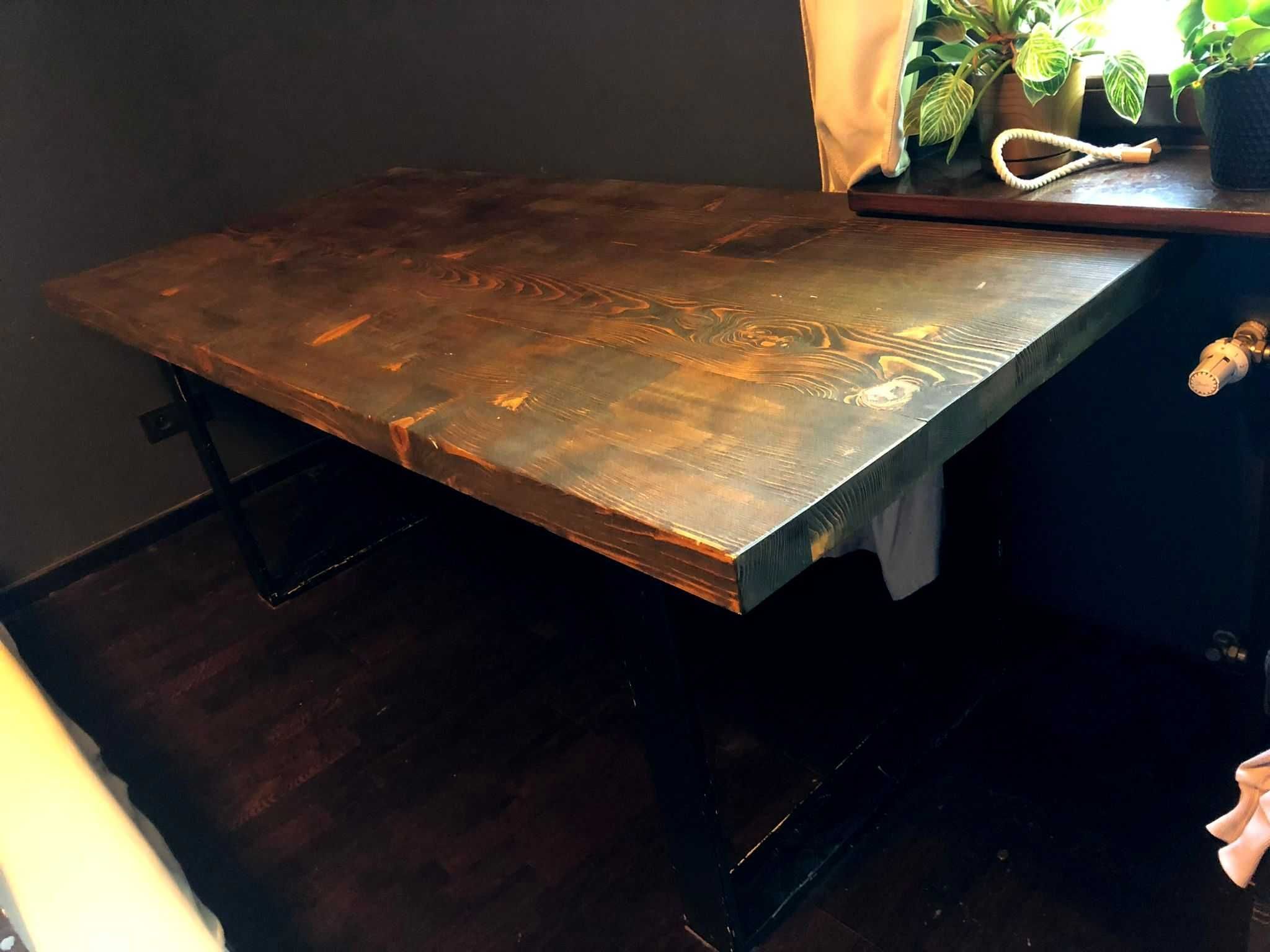 Loftowy masywny stół z drewnianym blatem
