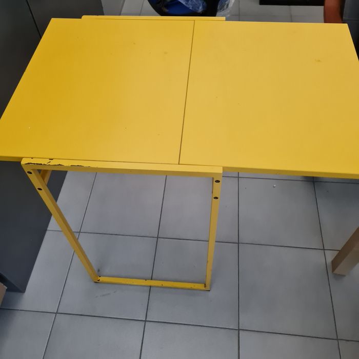 Mesa  ikea  de abrir com duas ábas.