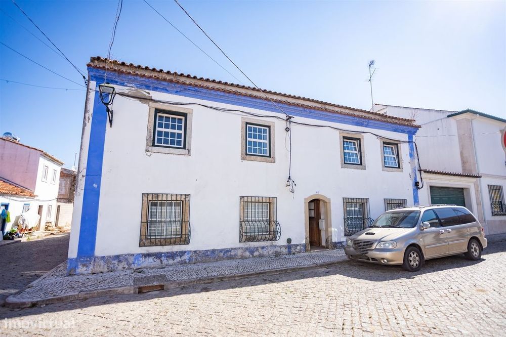 Moradia histórica T6 com piscina e anexo – centro de Salvaterra de Mag