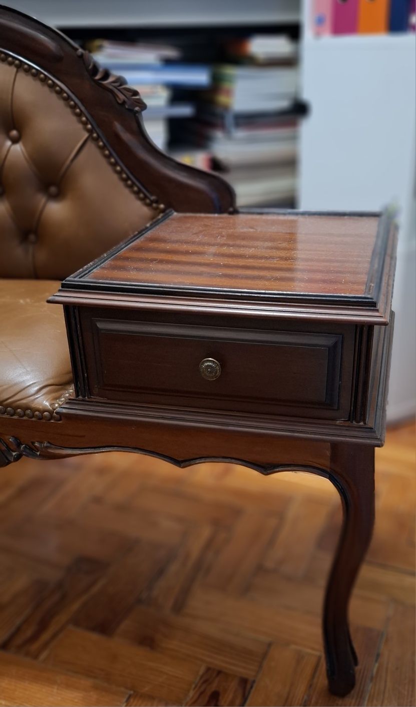 Sofá de Pele com Mesa Embutida