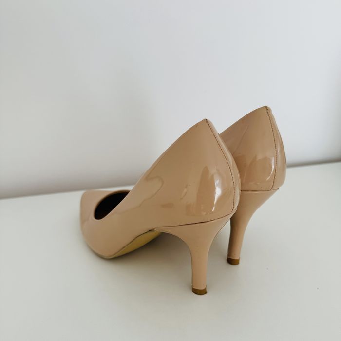 beżowe szpilki nude kremowe