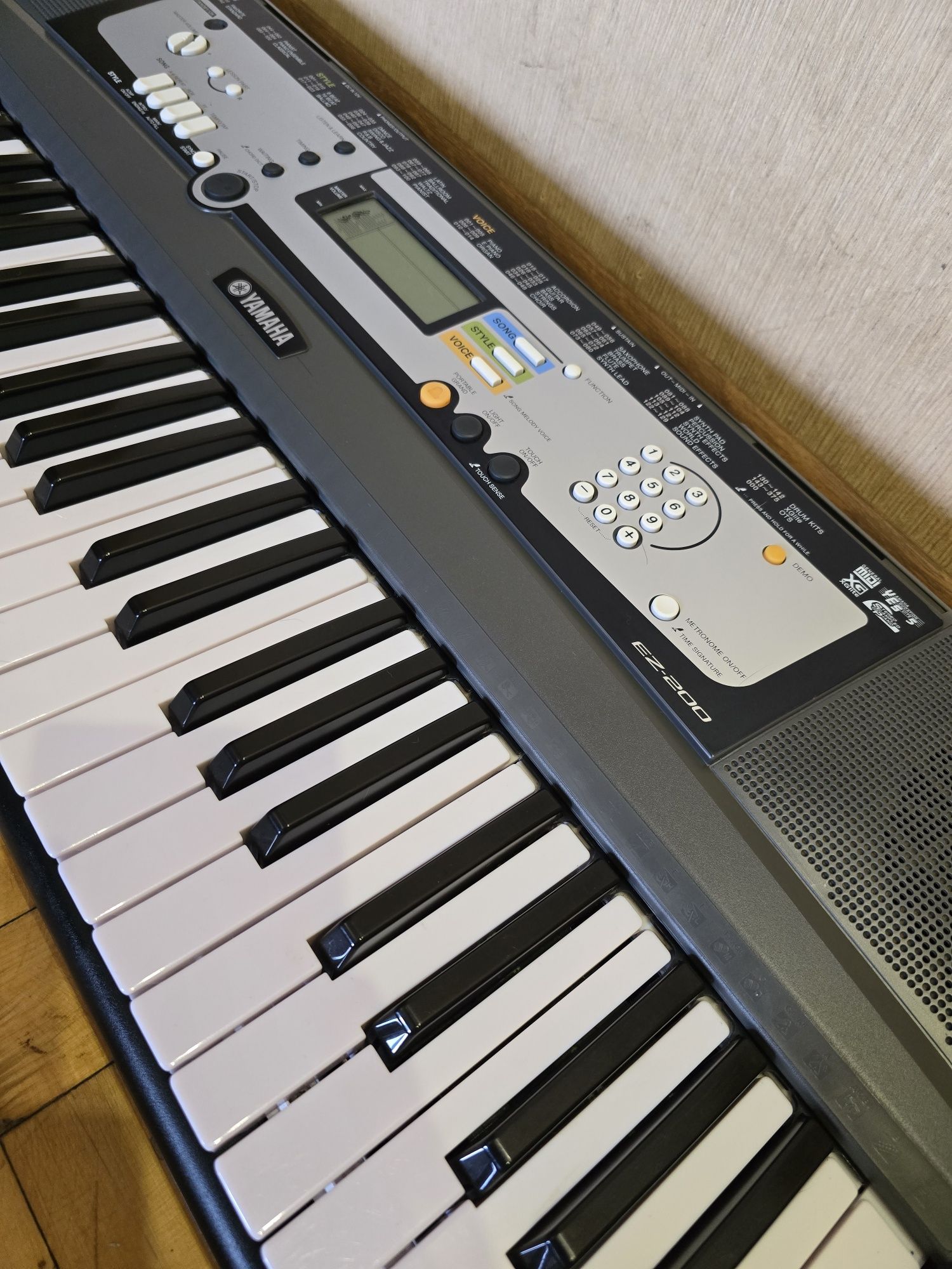 Синтезатор Yamaha EZ-200 (з підсвіткою клавіш)