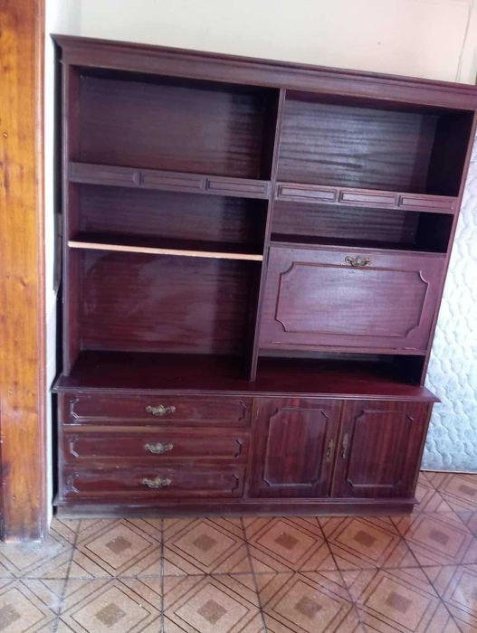Armário de sala, usado, mas em bom estado