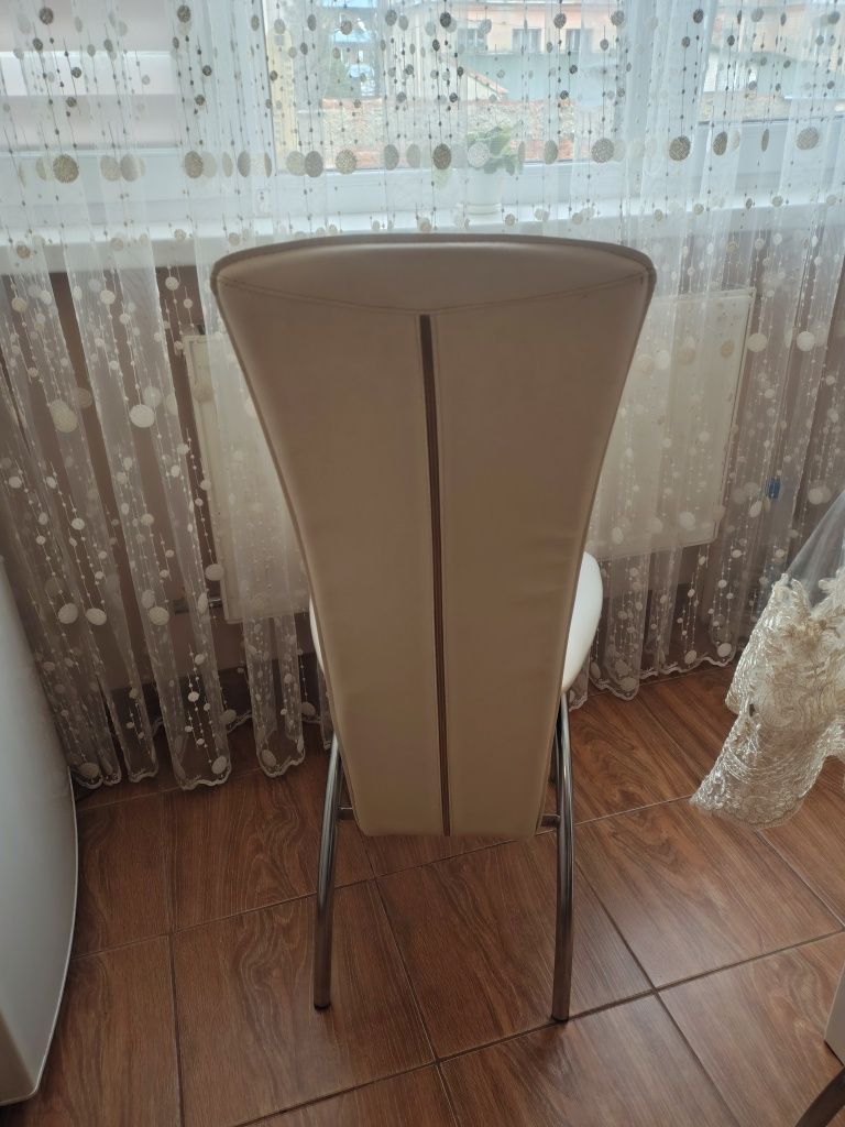 4 стільці. Бежеві.