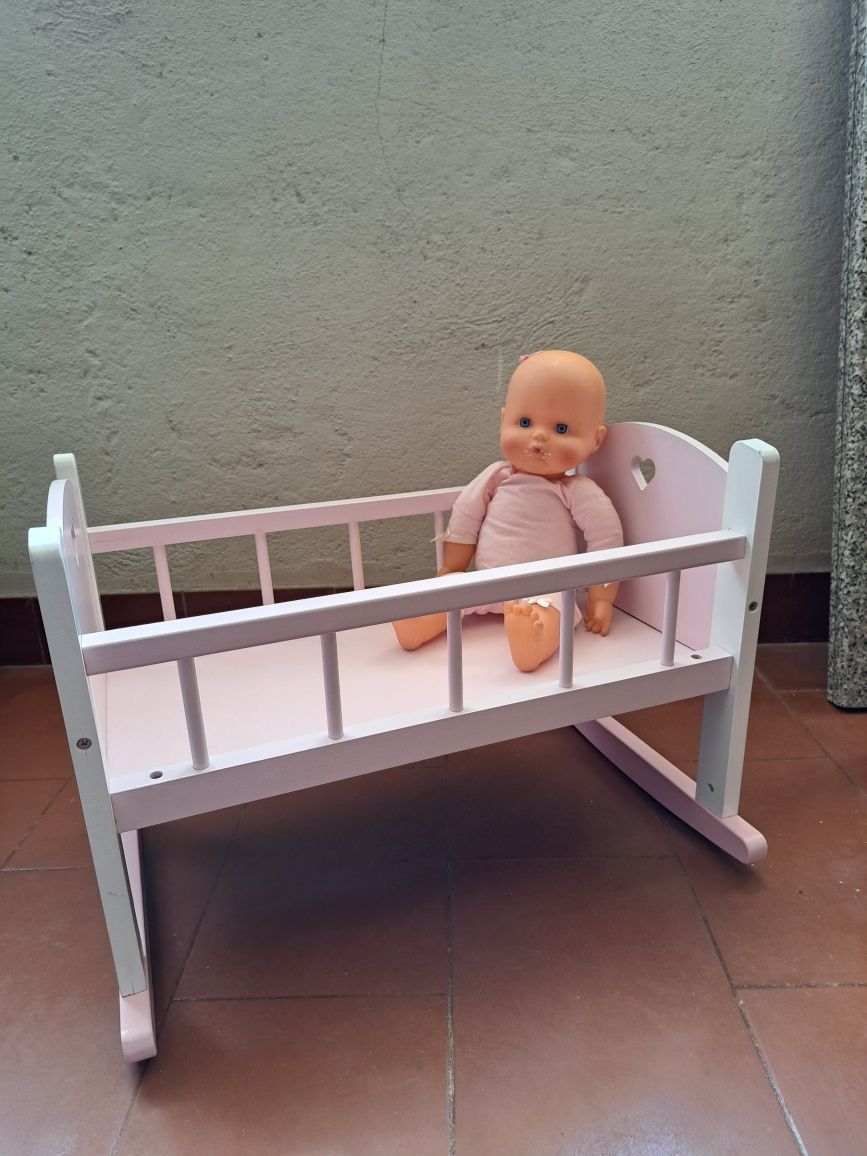 Cama de baloiço e boneco