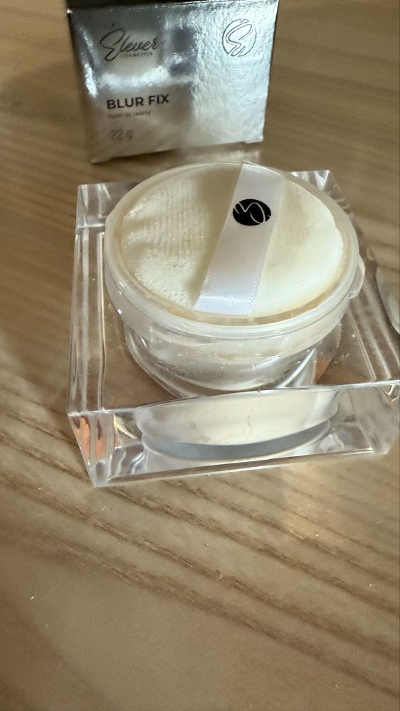 Elever Cosmetics puder sypki Blur Fix