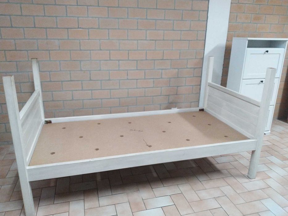 Estante em madeira. Cama individual.