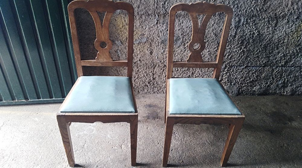 Cristaleira/aparador e cadeiras antigas