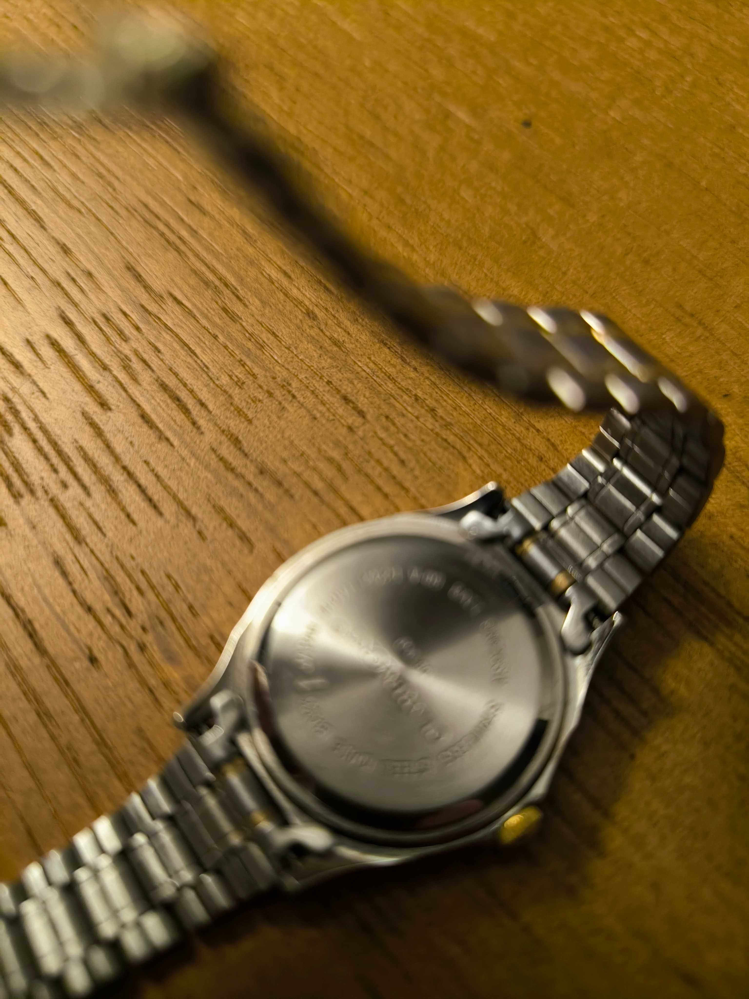 Relógio de pulso Claremont, bracelete metálica e fundo negro