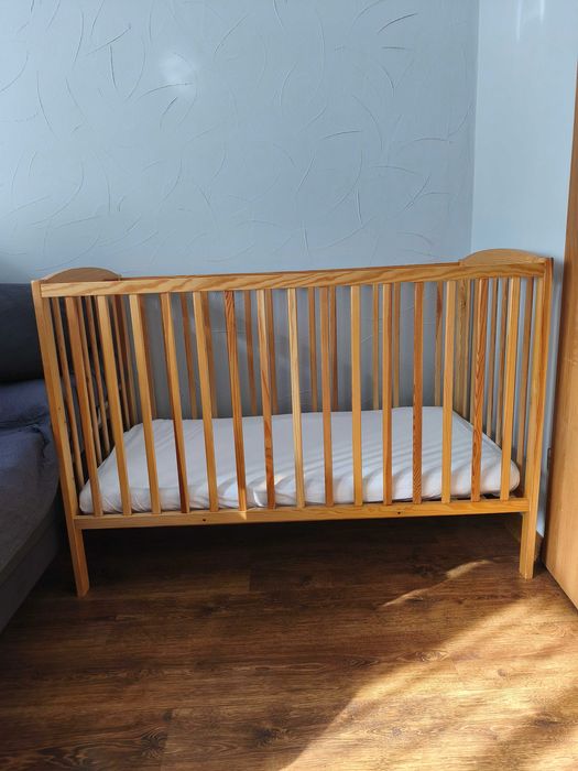 Drewniane Łóżeczko Dziecięce Z Materacem