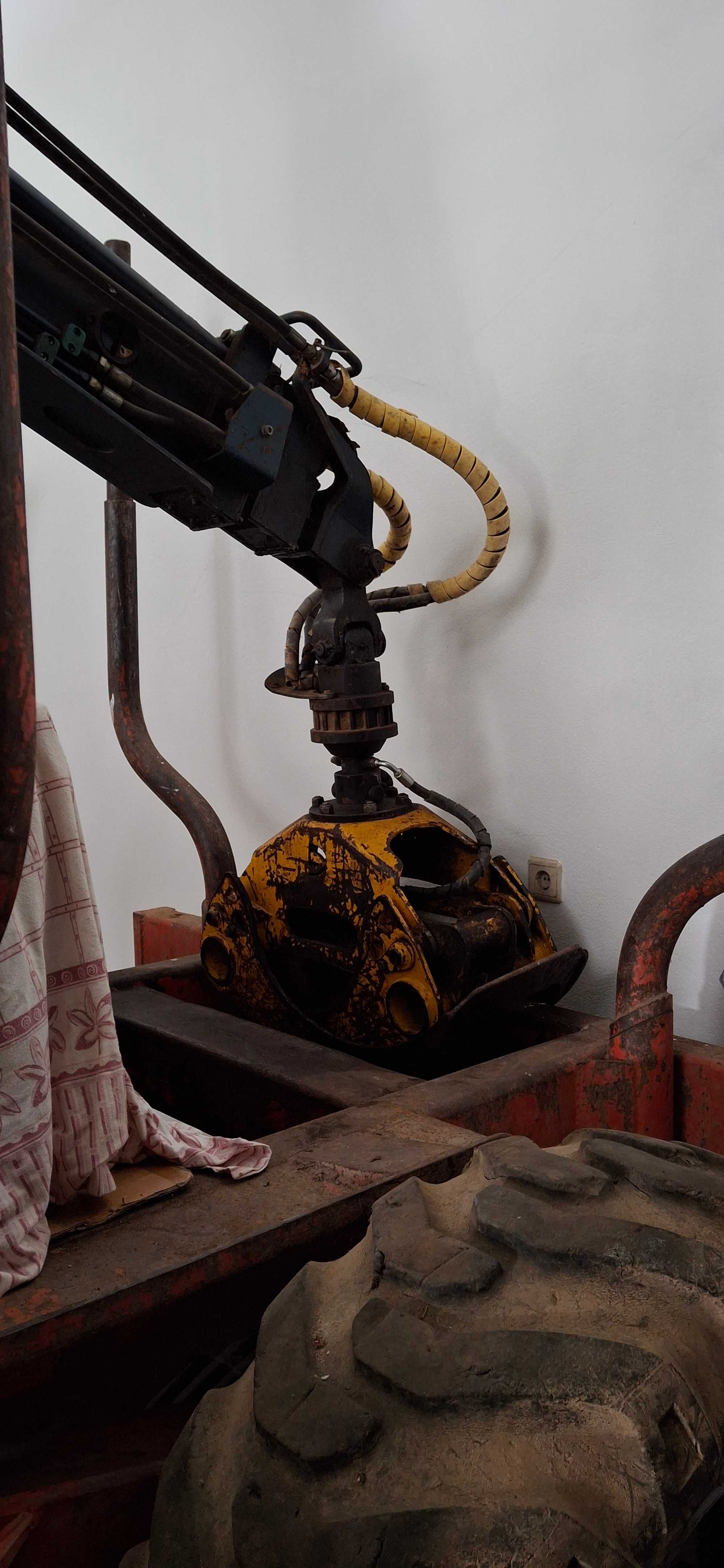 Reboque com grua