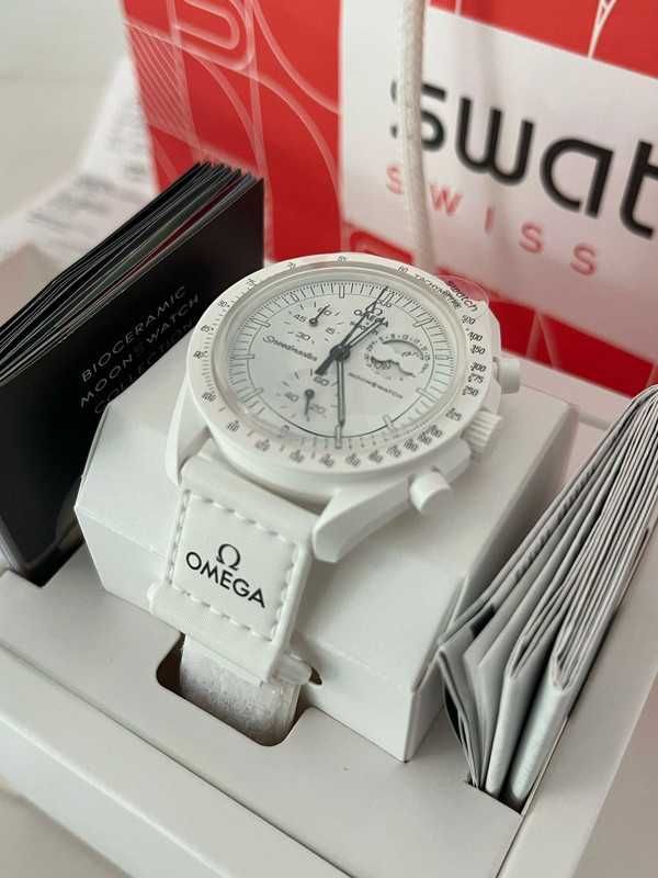 SO33W700 Omega x Swatch Snoopy：Biały Zegarek z Snoopym