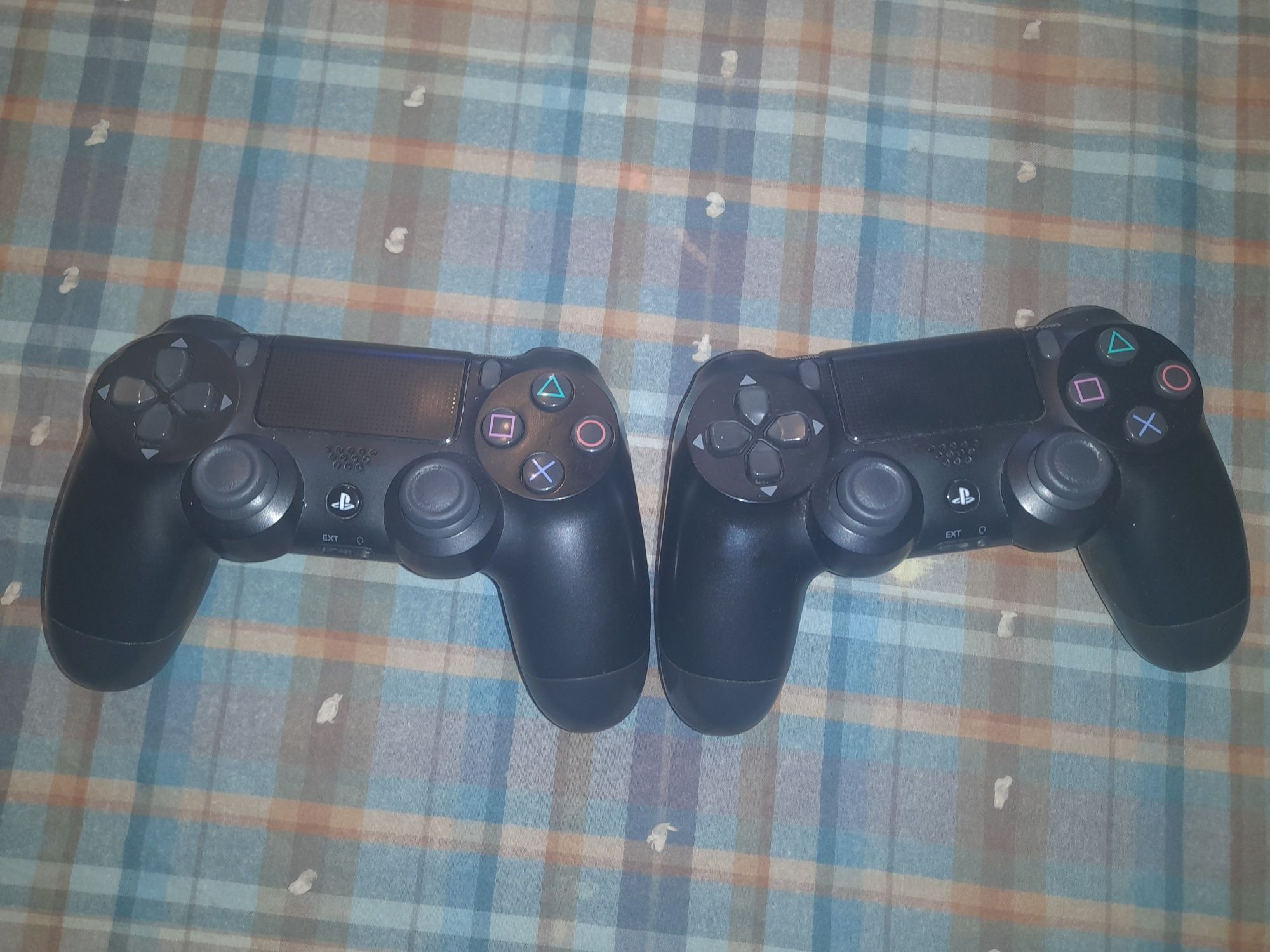 PS4 com dois comandos mais pes 21, FIFA 20 e tomb raider
