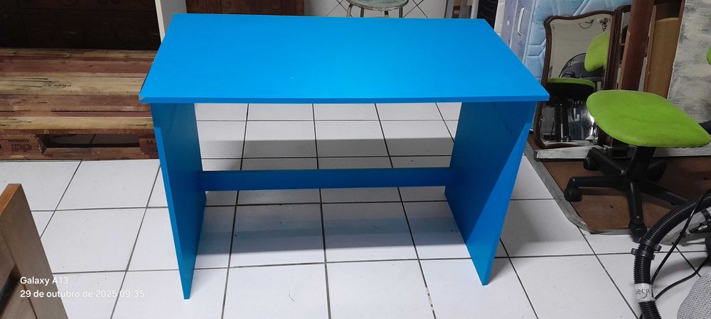 3 secretárias em diversas cores