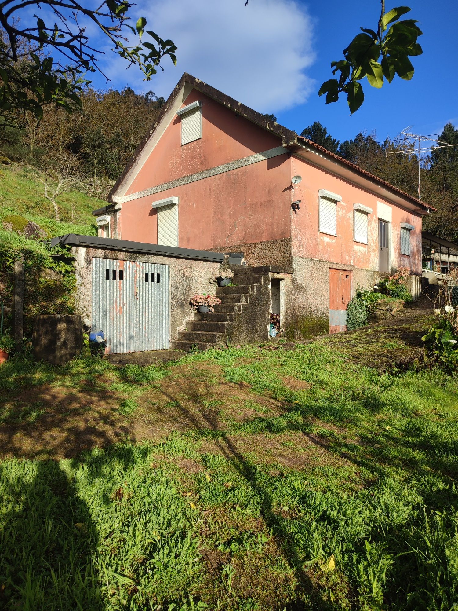 Moradia em Pedra para Restaurar – Vista Única