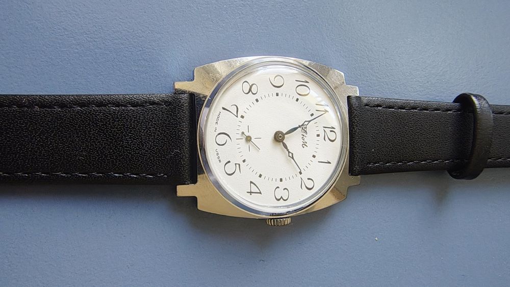 Radziecki zegarek Zim biała tarcza i ciekawe wskazówki