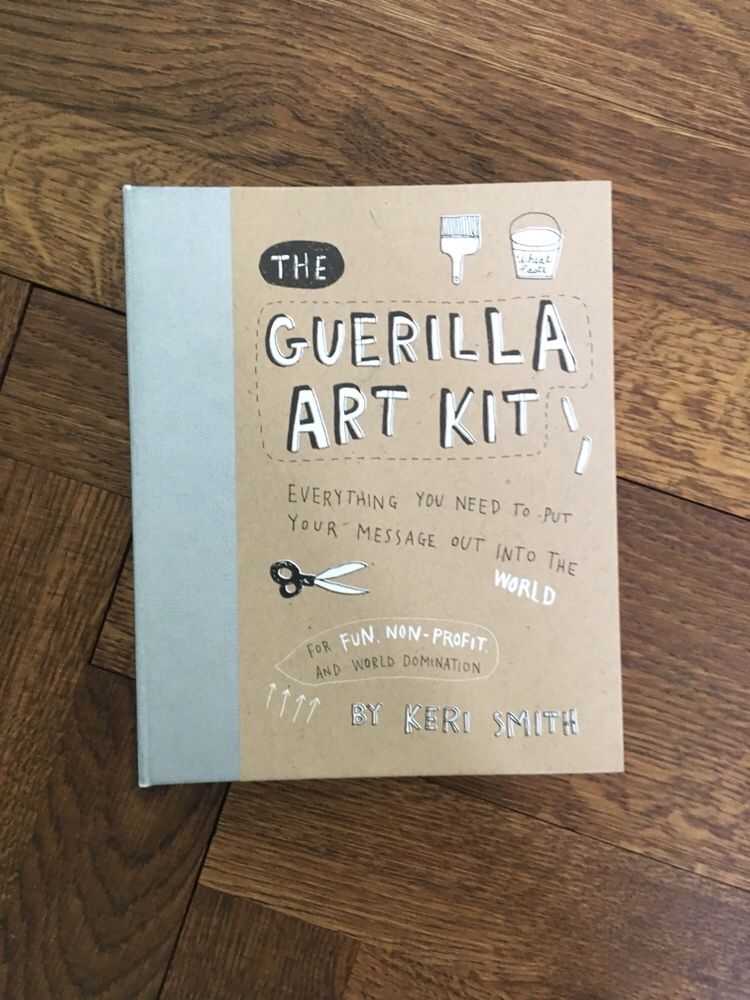 Książka po angielsku „The guerilla art kit” autorki Keri Smith