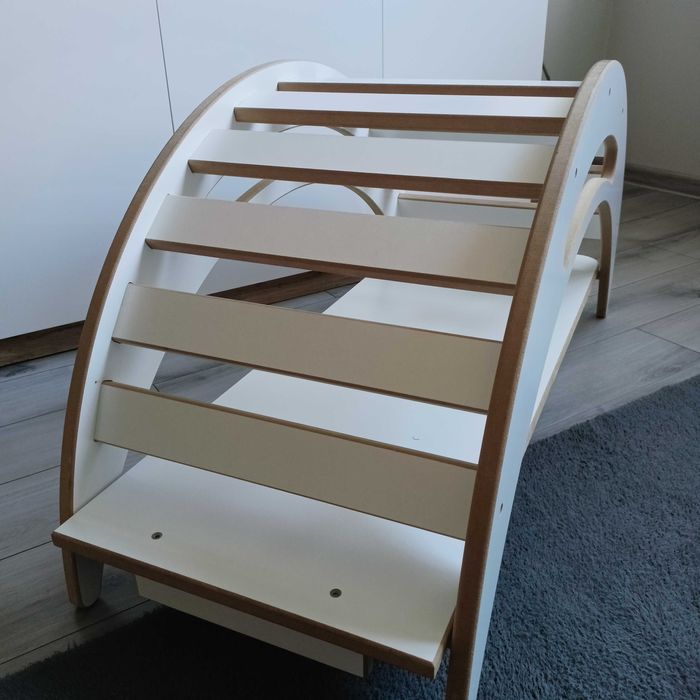 Duży drewniany bujak ze zjeżdżalnią