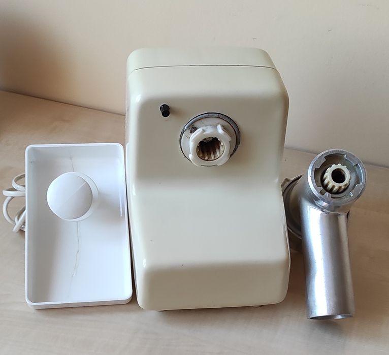 Stara elektryczna maszynka do mielenia mięsa