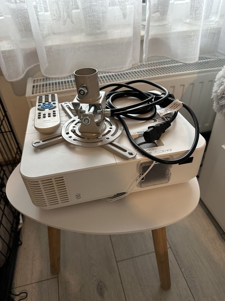 Projektor rzutnik NEC V332W + uchwyt