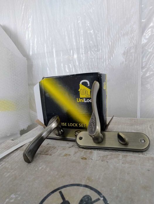 Міжкімнатна дверна ручка UNILOCK 62001 AB WC 62 мм під засувку