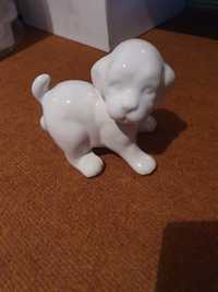 Biały pies, porcelanowy piesek