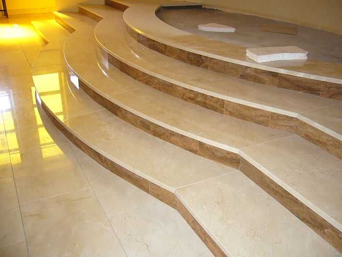 Schody z oryginalnego kamienia, konglomeratu, spieku, marmuru.