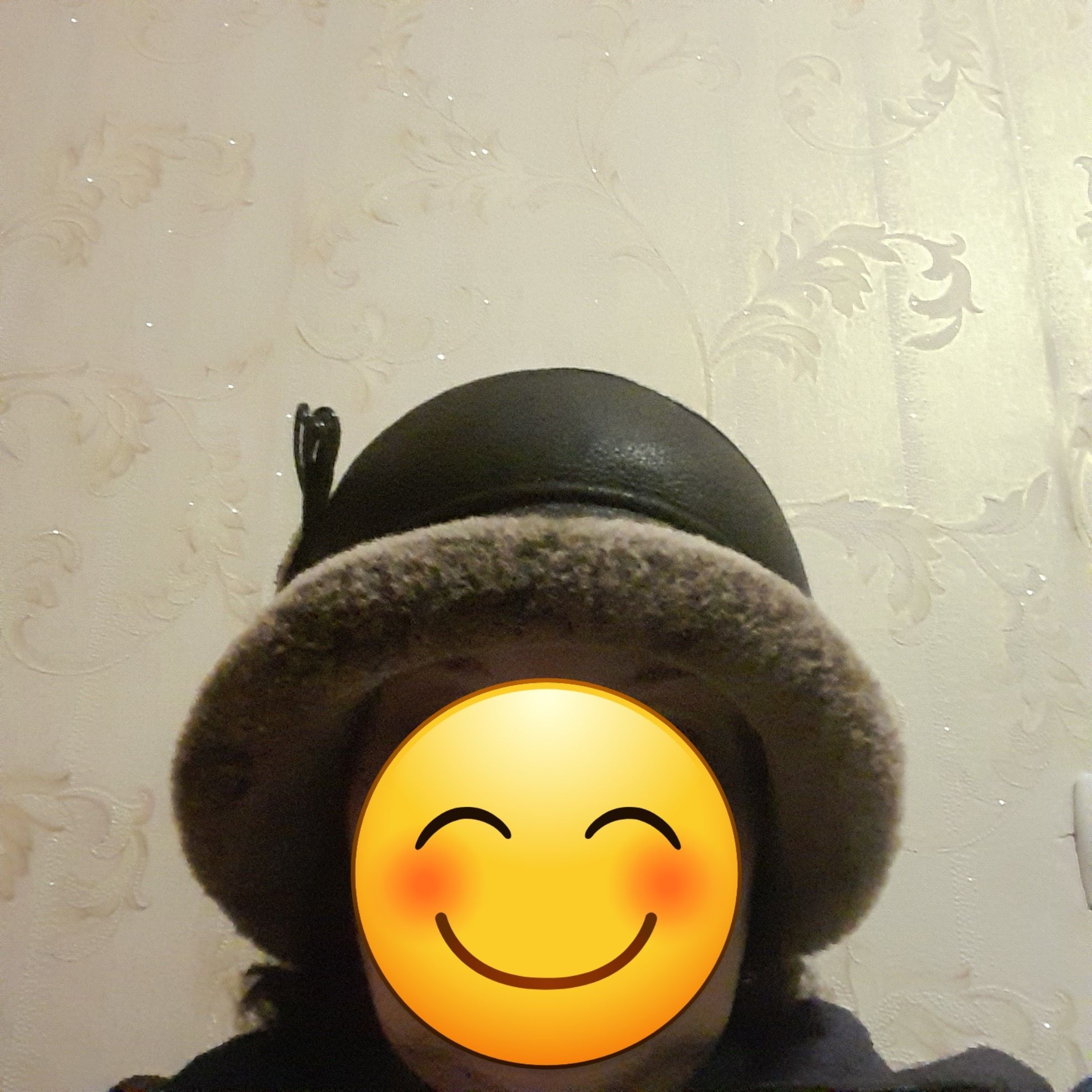 Зимова жіноча шапка