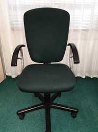Кресло офисное зеленого цвета.