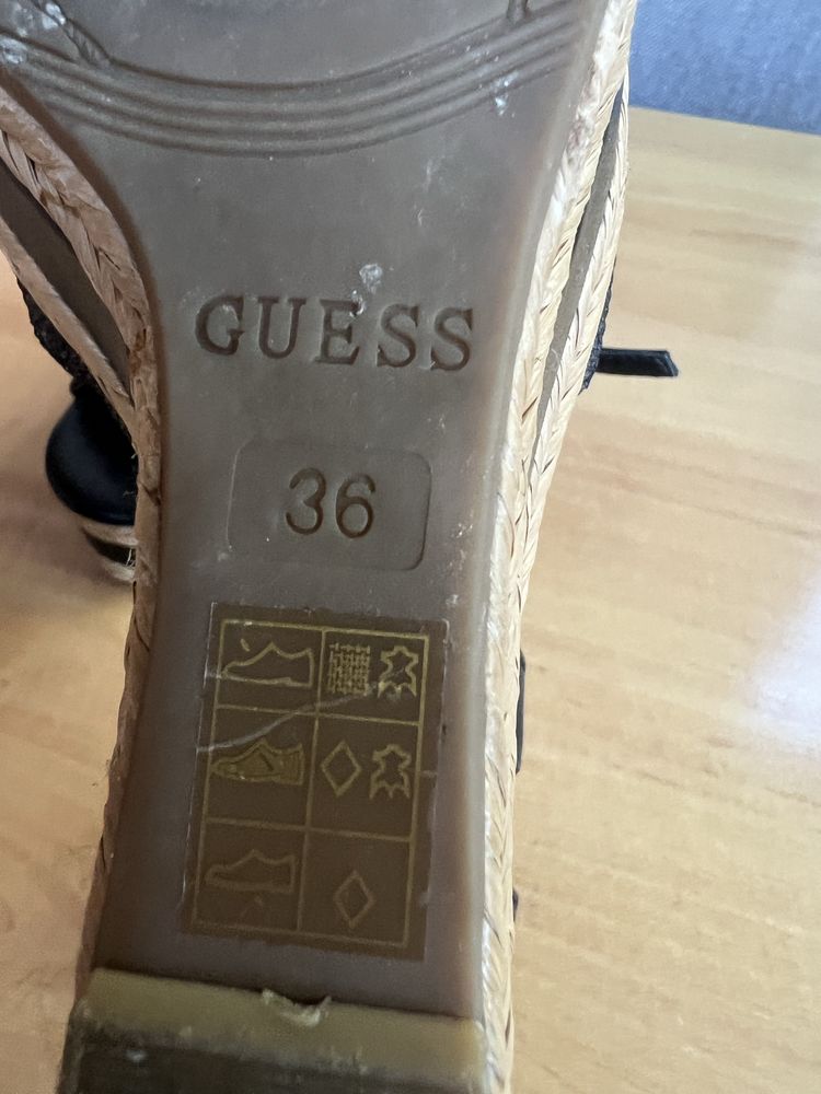 Saltos Altos Guess