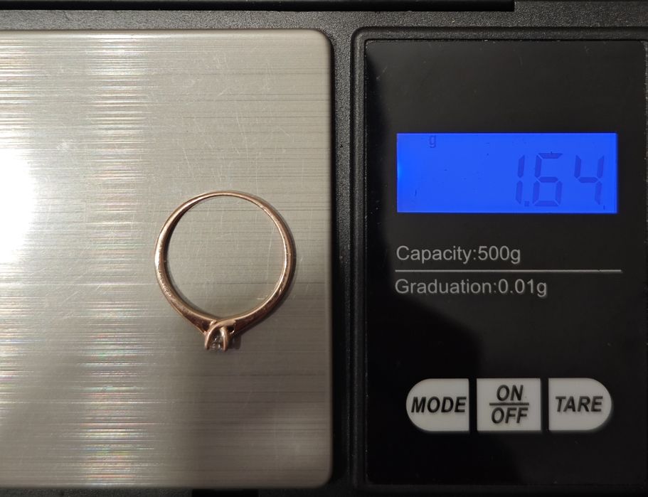 Золота каблучка, з діамантом, 585 проба.