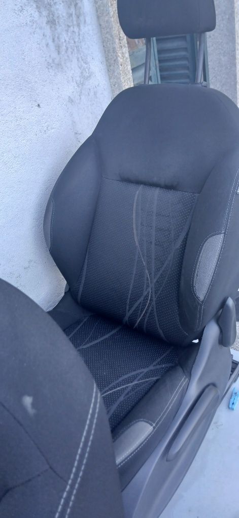 Bancos dianteiros Peugeot 208 de 2013