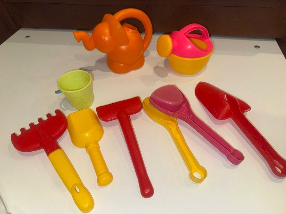 Набор для песка / ведро / лейки / лопатки / грабли