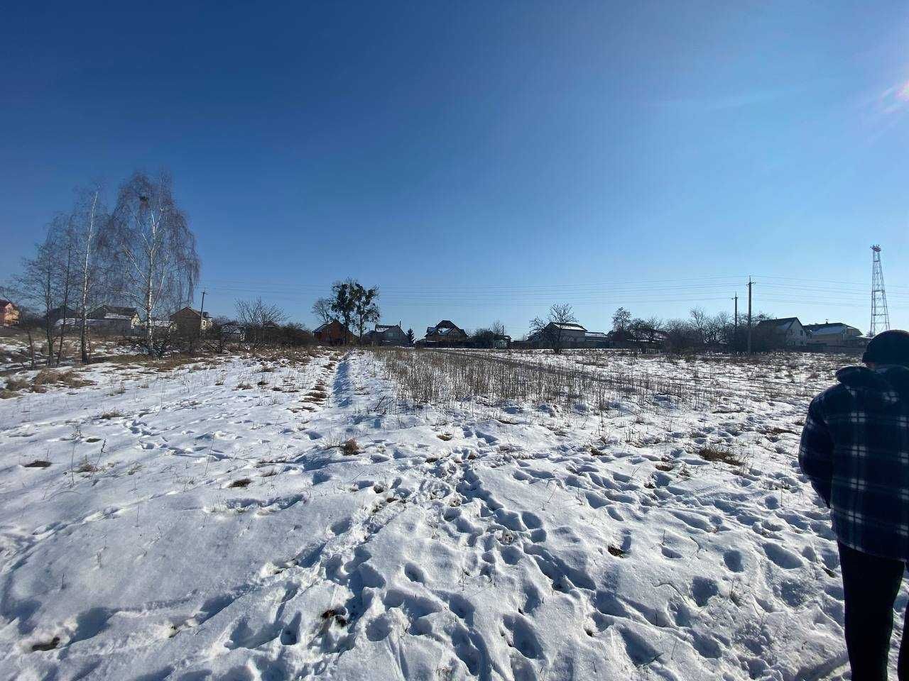 Продаж: Ділянка, с. Микуличі в мальовничому місці на березі озера