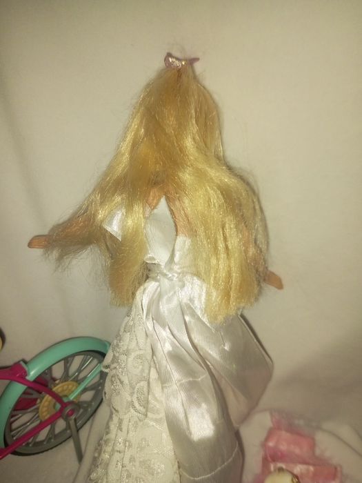 Кукла Барби Barbie открывает глаза с велосипедом