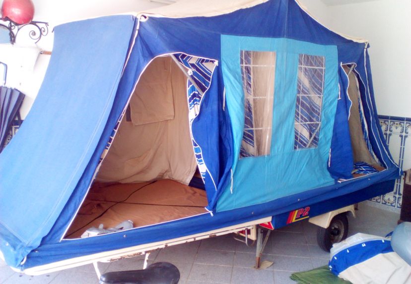 Atrelado tenda com dois quartos.
