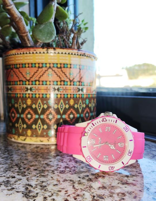 Relógio cor-de-rosa — para decoração como acessório