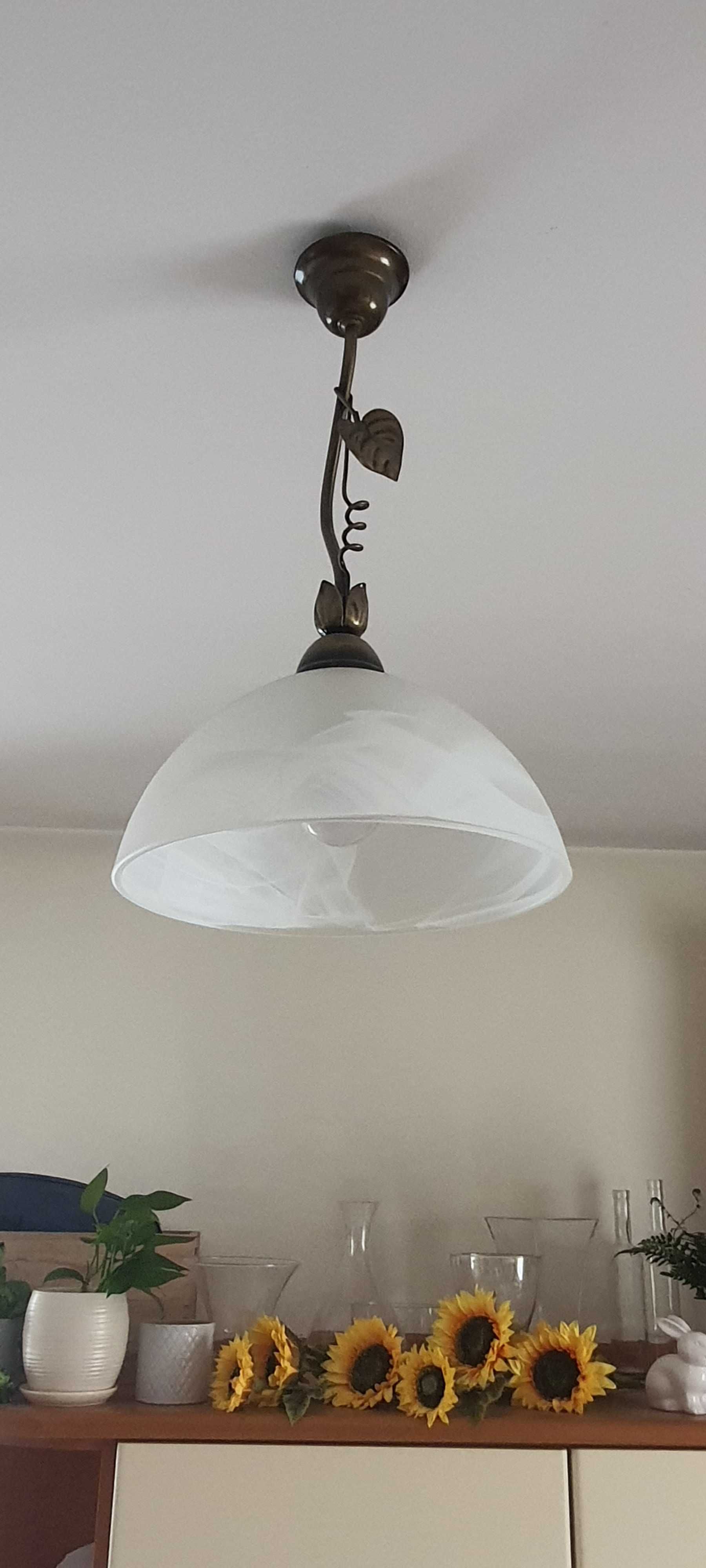 Lampa wisząca ze szklanym kloszem