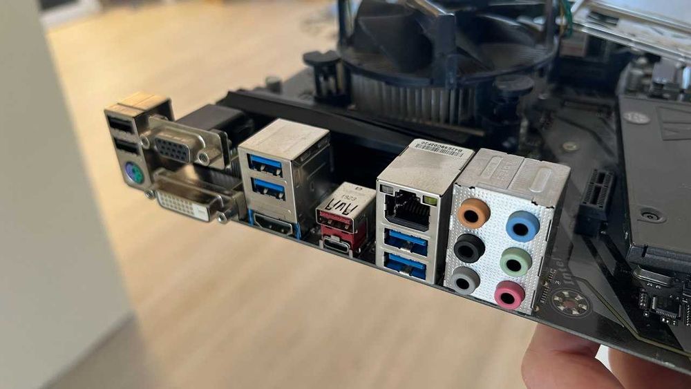 Комплект i5-9500 + Gigabyte H370 HD3 + 16Gb RAM 2400 CL17 + 240GB SSD