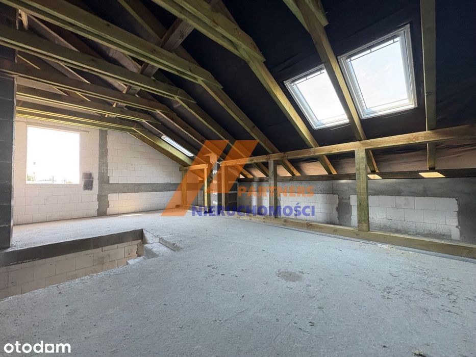 Segment z ogrodem i poddaszem użytkowym.