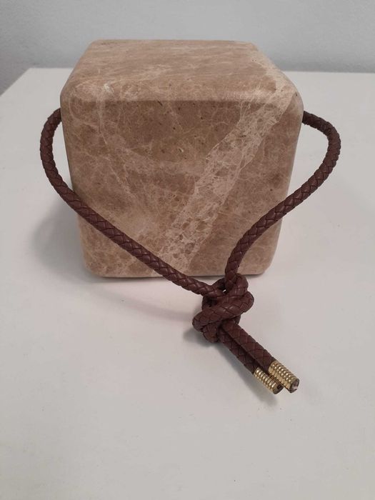 Peça Decorativa Zara Home – Pedra Natural com Corda em Couro