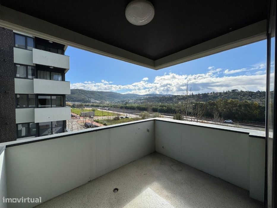 Apartamento T0 com lugar de garagem em zona da Quinta da Portela