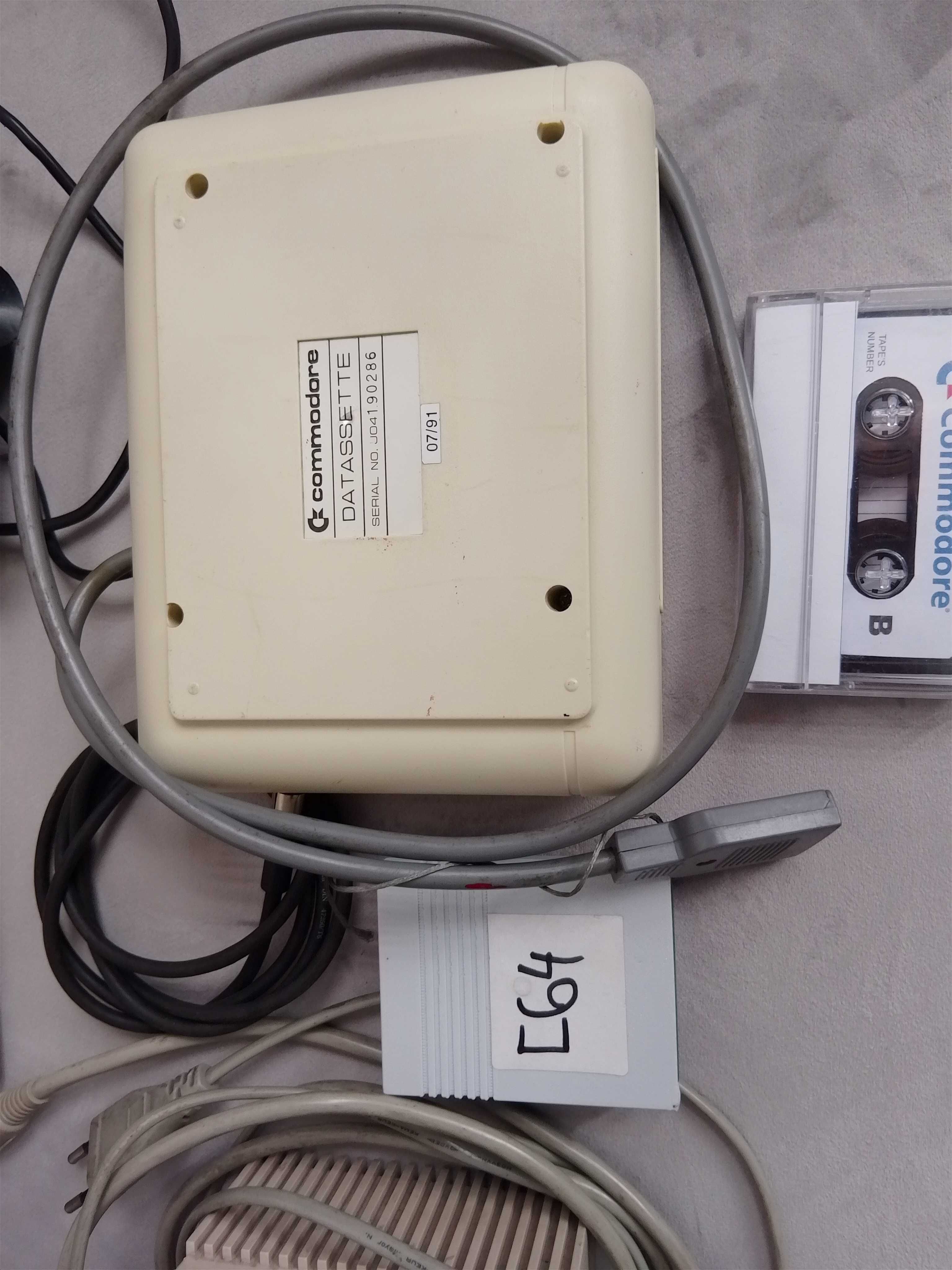 Commodore C64G / zestaw, kasety , joystick , cartridge