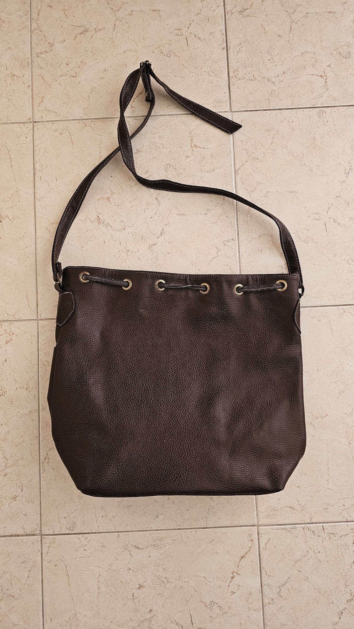 Mala de mão de senhora em castanho