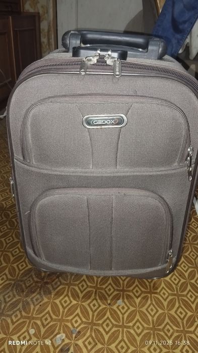 Продам чемодан маленький