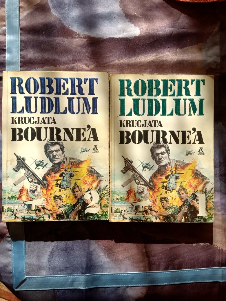 Dwa Tomy książki Krucjata Bournea oraz Tożsamość Bornea.