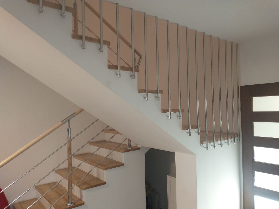 Schody balustrady poręcze pochwyty nierdzewne, z drewnem.