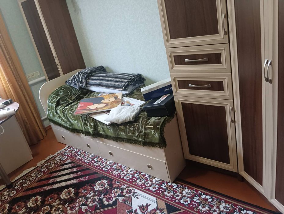 Шафа стіна,з односпальним ліжком,та тумбами.