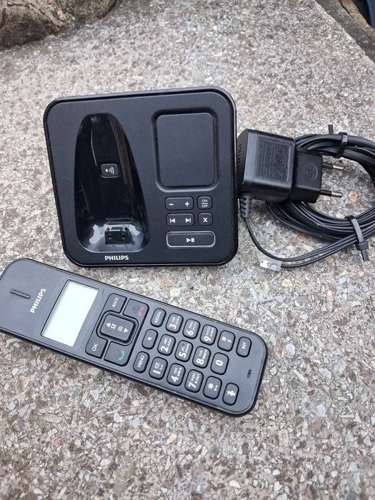 Стаціонарний  телефон з дистанційною трубкою.